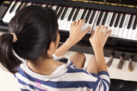 ピアノを弾く生徒さんのイメージ写真